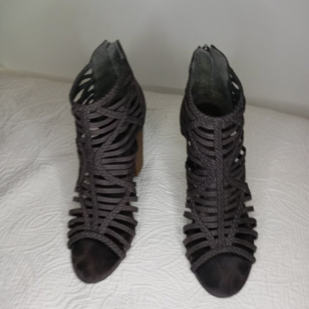 By Gues Heeled Size 8.5 Grey Strappy Open Toe  With Back Zippers & Stacked Heels - Picture 10 of 11